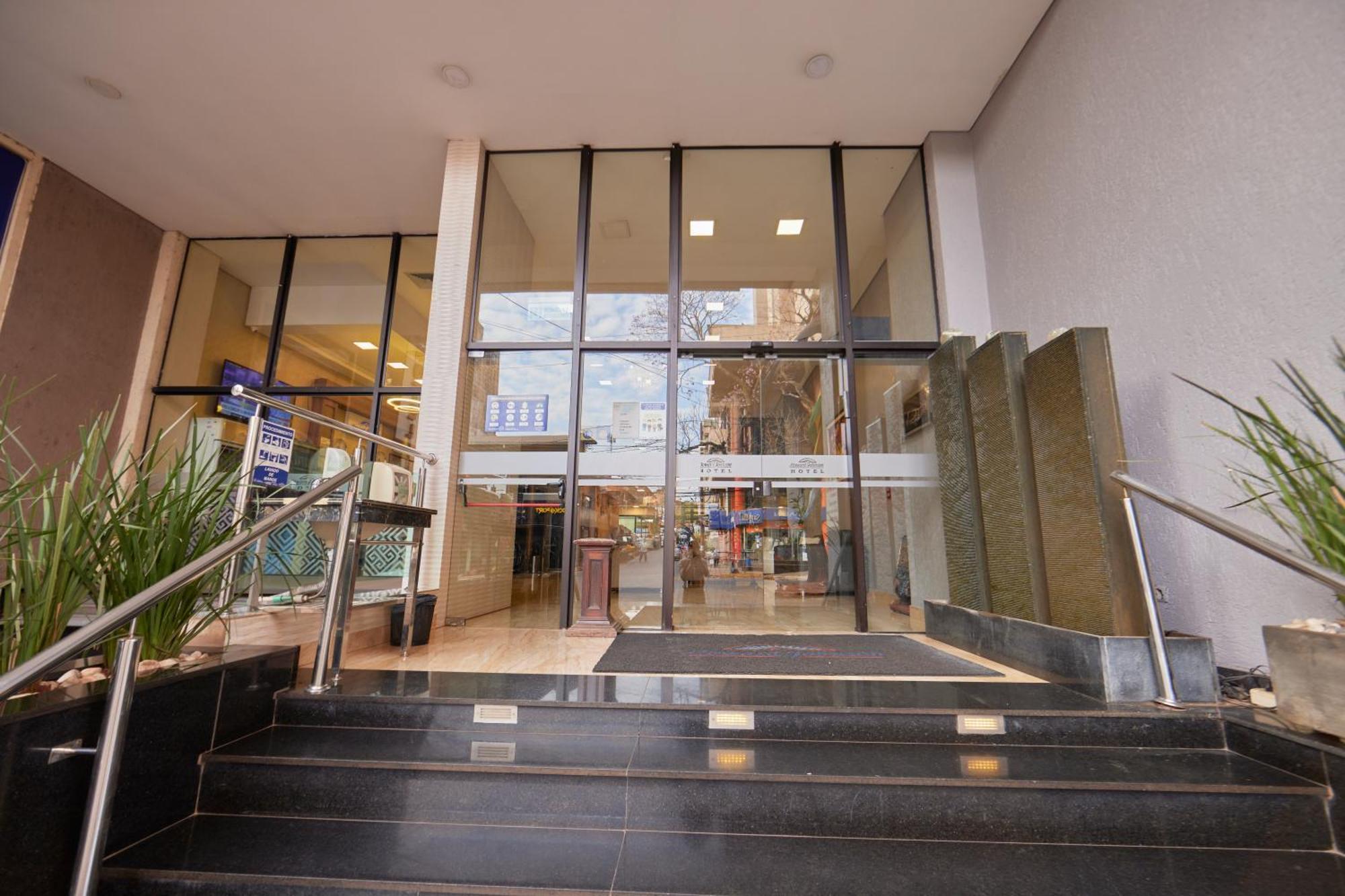 Howard Johnson Ciudad Del Este Exterior photo